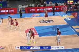 导播会玩！王哲林1v2强势上篮 镜头马上给到场下周琦