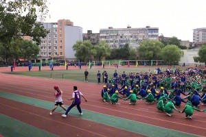 动作真滴挺像啊！某高校开幕式 学生模仿科比的动作打球