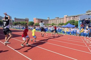 中学生学校运动会终点前集体模仿C罗庆祝动作